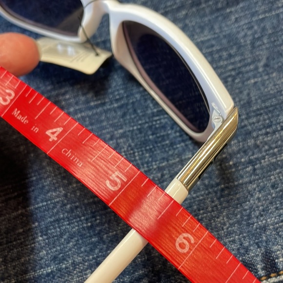 NWT DG White Framed Ladies Sunglasses - Picture 13 of 14